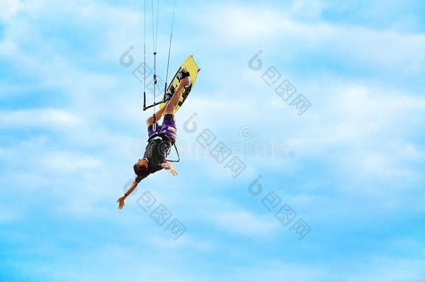 极限运动。 <strong>娱乐水上</strong>运动。 风筝板，风筝冲浪动作在空中。