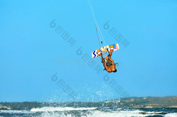 极限水上运动。 风筝板，风筝冲浪空中动作。 娱乐运动。 夏天