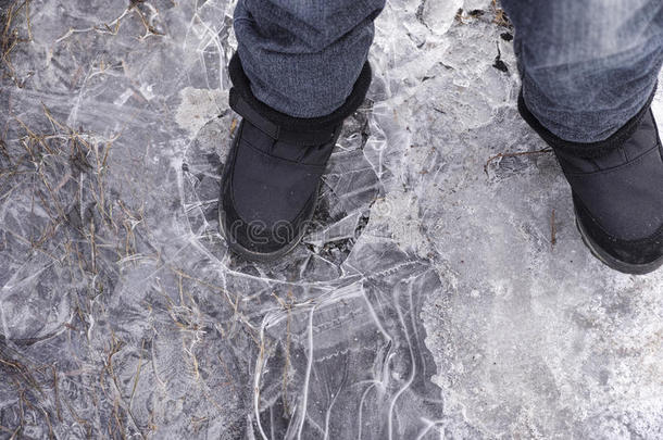 孩子们<strong>踩</strong>着结冰的水坑和薄冰