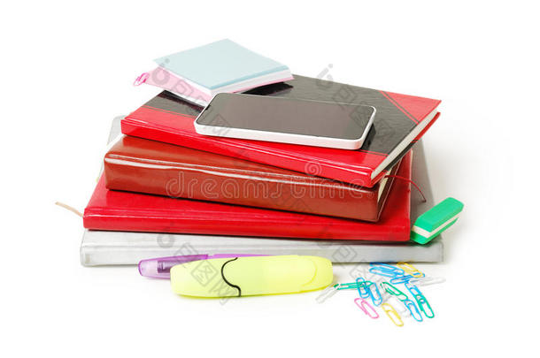 一组学习用品，书籍，日记，手机隔离在白色背景上