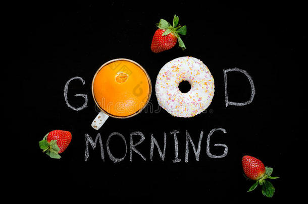 早上好，粉笔板上的问候。 健康的食物，新鲜的水果