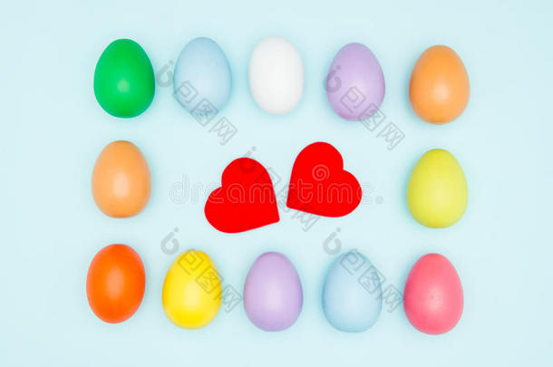 五颜六色的复活节彩蛋围绕着心脏形状，情人节