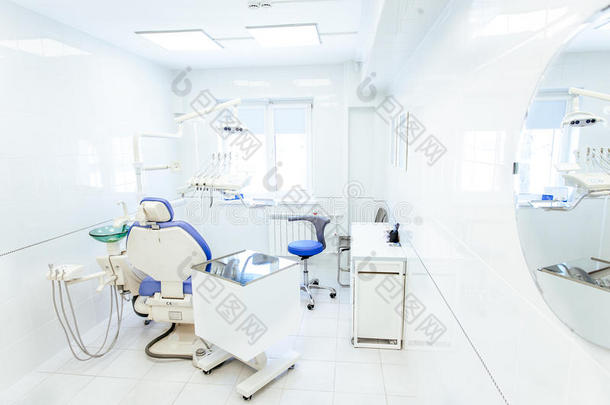 牙医办公室，牙医椅子。
