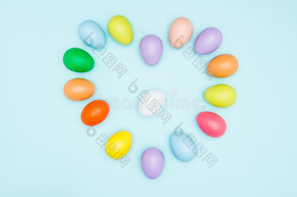五颜六色的复活节彩蛋排列成爱情形状