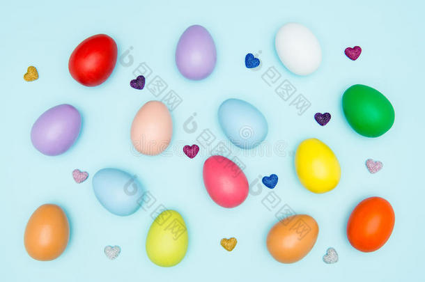 彩色复活节彩蛋和心形的粉彩背景