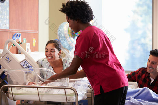 产后科新生儿家庭和护士