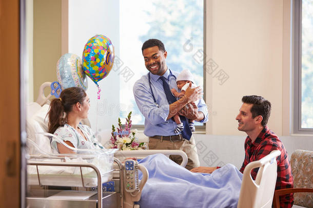 家庭和医生与婴儿在产后部门