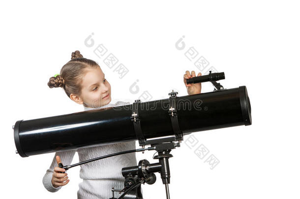 孩子看着望远镜，星星凝视着小女孩