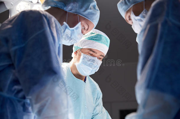 医院手术室的外科医生小组