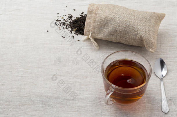 玻璃杯和茶壶新鲜<strong>冲泡</strong>的<strong>红茶</strong>