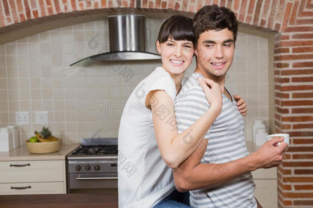 女青年在厨房拥抱男人