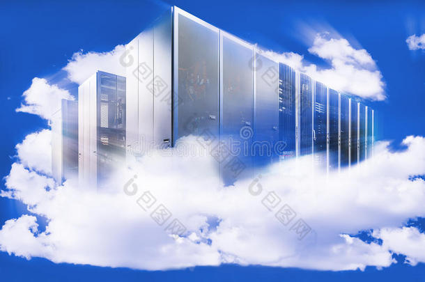 计算机在多云的天空中作为云计算的象征