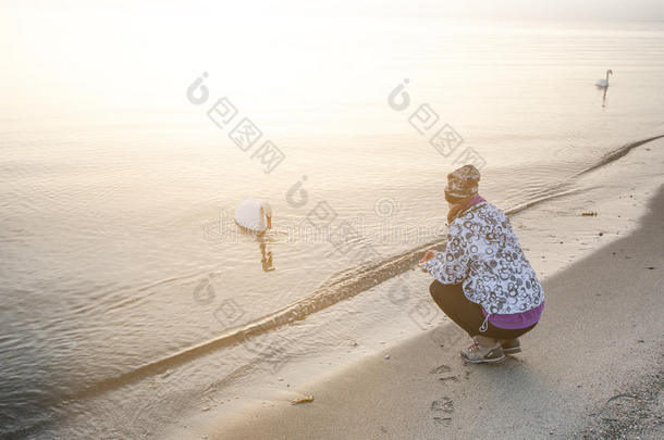 单独地海滩美丽的美<strong>女靴</strong>子