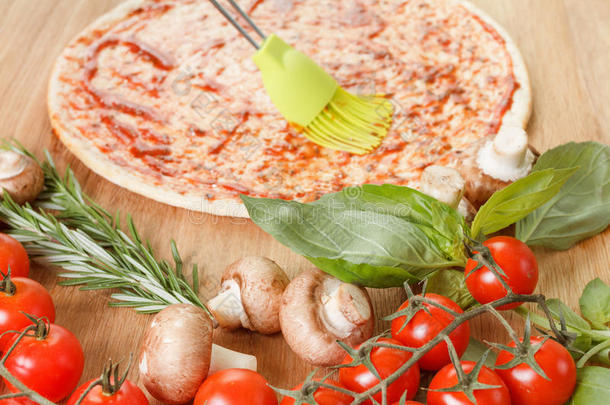 用新鲜蔬菜煮披萨。 食物成分接近