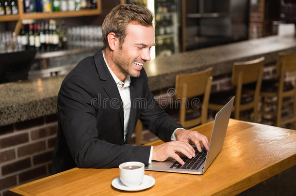 帅哥用笔记本电脑喝<strong>咖啡</strong>