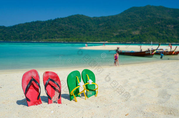 海滩上五颜六色的拖鞋凉鞋
