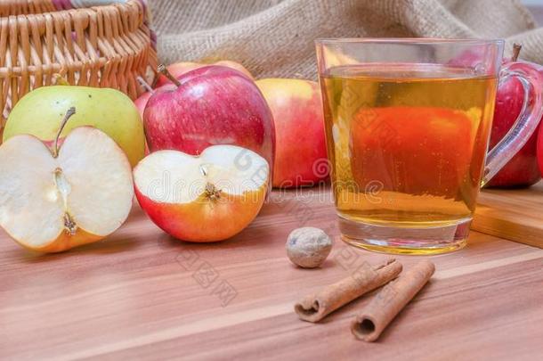 苹果酒-热酒精苹果酒。