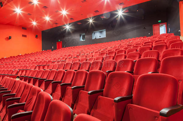 空的红色电影院或剧院座位