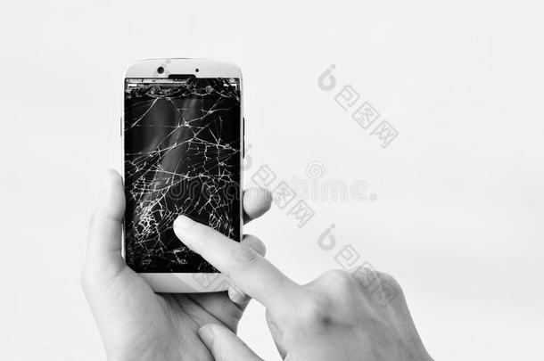 黑白相间的手显示出破碎的智能手机