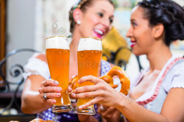 巴伐利亚<strong>客栈</strong>里有椒盐卷饼和啤酒的女朋友