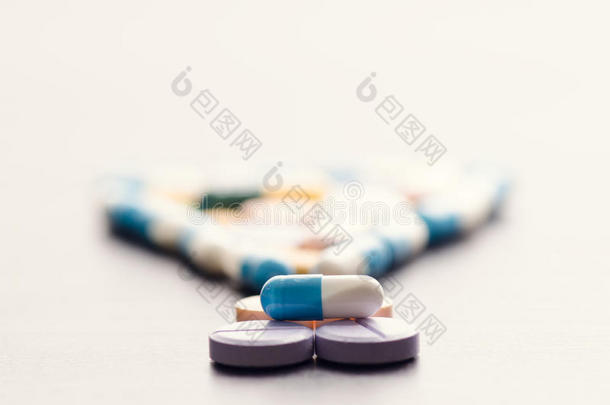黑色桌子上的感叹号.标点符号.pharmacy背景。 黑色背景上的平板电脑。 药丸。医学和健康