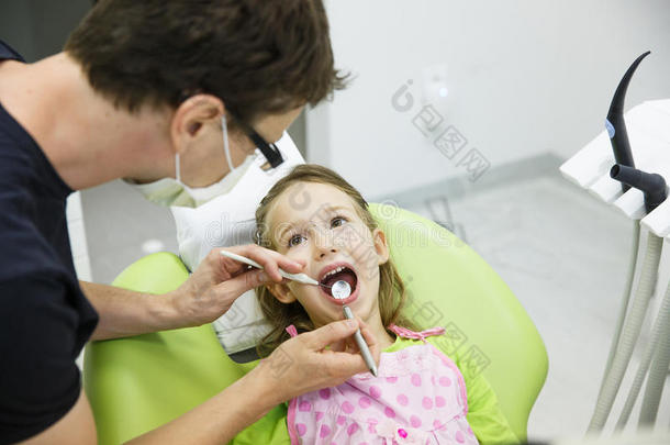 女孩坐在牙科椅上<strong>定期</strong>进行牙科检查