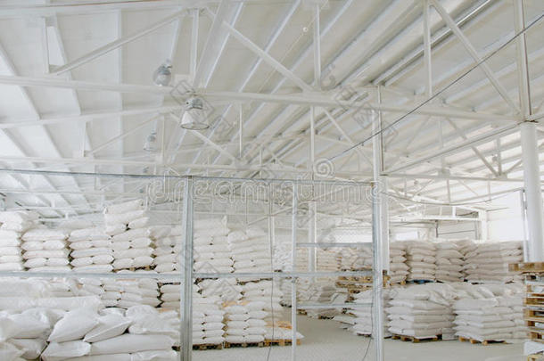 面粉厂仓库里有面粉的袋子。 面粉库存。 磨坊仓库