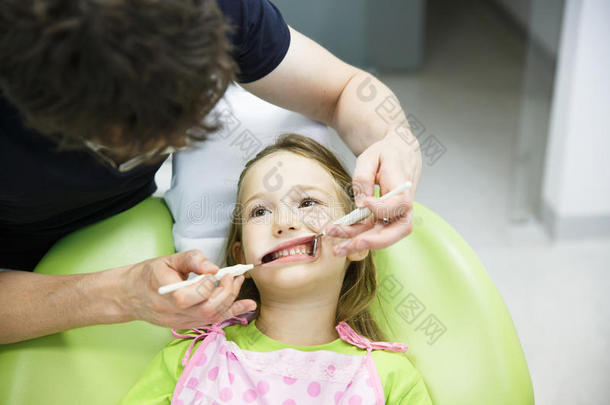 儿童病人定期进行牙科检查