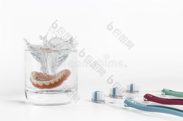 假牙概念与玻璃，面具和牙刷