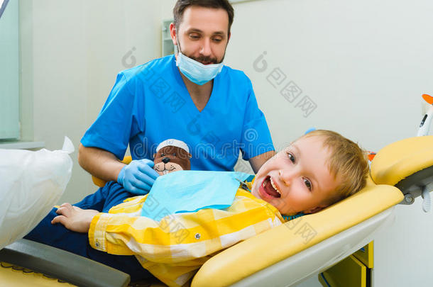 牙医在牙科诊所治疗病人的牙齿