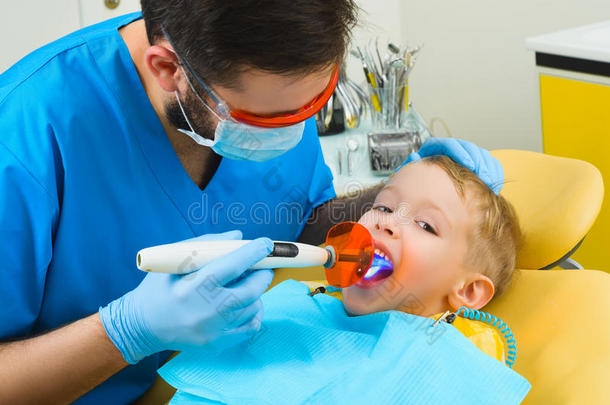 牙医在牙科诊所治疗病人的牙齿
