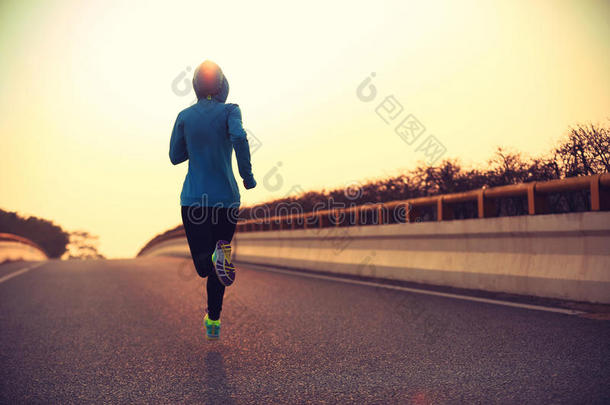 健身女子跑步者在城市道路上跑步