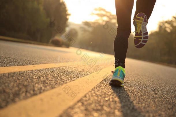 健身女子跑步运动员在路上跑步