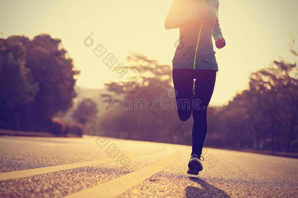 健身女子跑步运动员在路上跑步