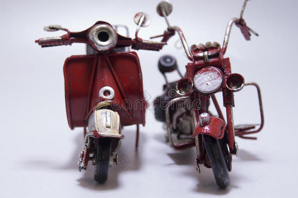 摩托车和滑板车的玩具模型。 关门。