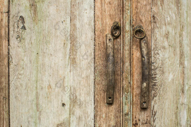 一扇旧门的细节。 纹理老式木材。