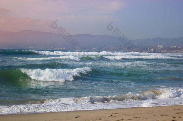 巨浪撞击岩石。 海浪拍打岩石