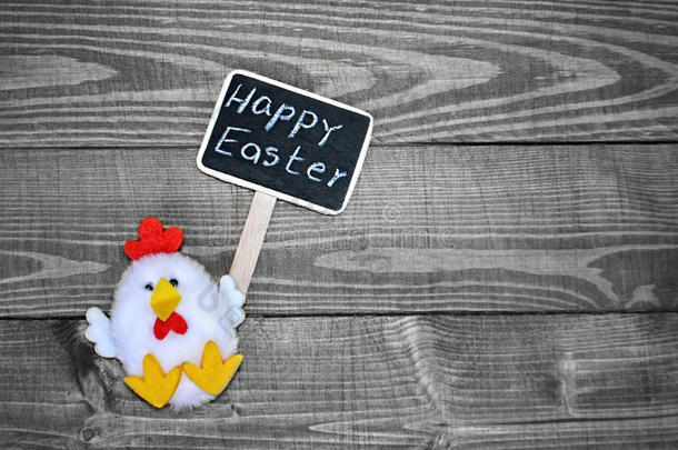 小鸡玩具拿着快乐的复活节短信