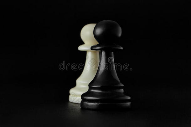 国际象棋。 棋盘上的白色棋子。 一组国际象棋数字。