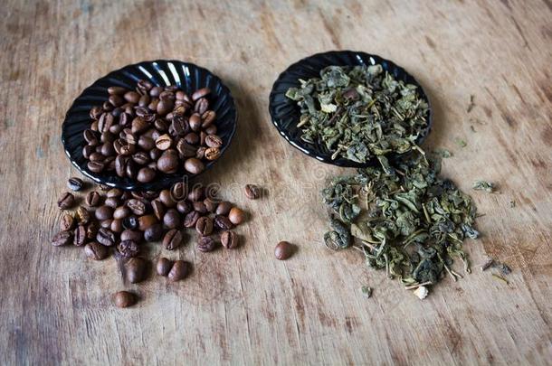 咖啡豆和绿茶叶子