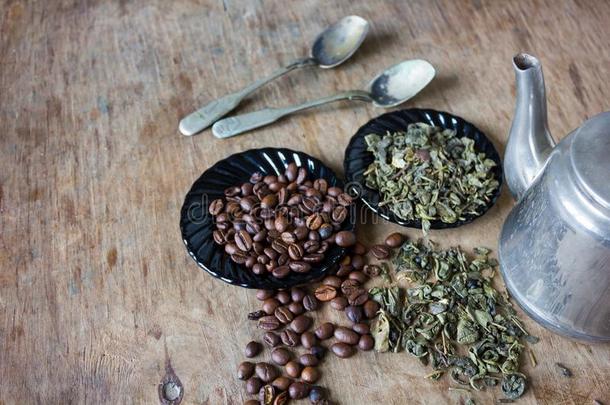 咖啡豆和绿茶叶子