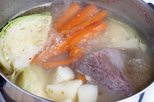咸牛肉和卷心菜沸腾