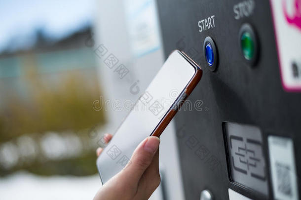客户通过NFC支付停车机