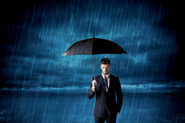 雨中撑伞的商人