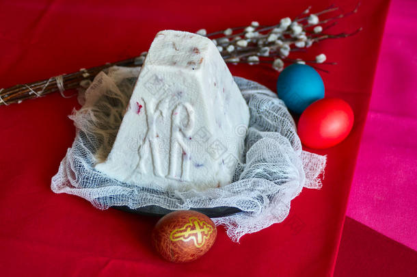 节日复活节俄罗斯蛋糕从<strong>豆腐块</strong>和油漆鸡蛋在红色的桌子上