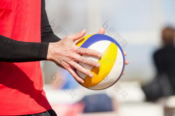 <strong>沙滩排球</strong>运动员，夏天玩。 手拿球