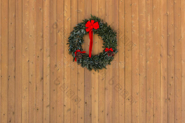 圣诞花环在木墙上水平