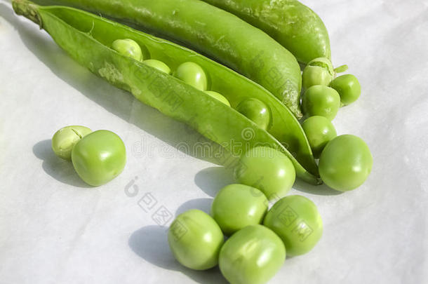 绿色豌豆和豌豆水果豆科植物的白色。