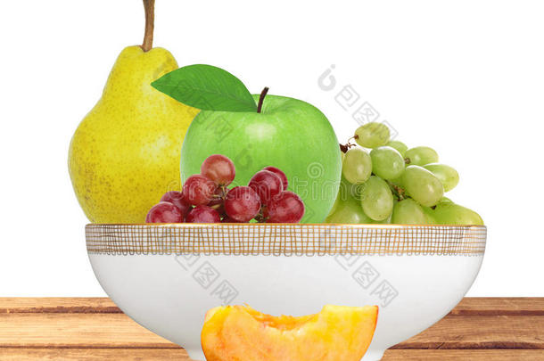 苹果，桃子，梨和葡萄在盘子中分离在白色