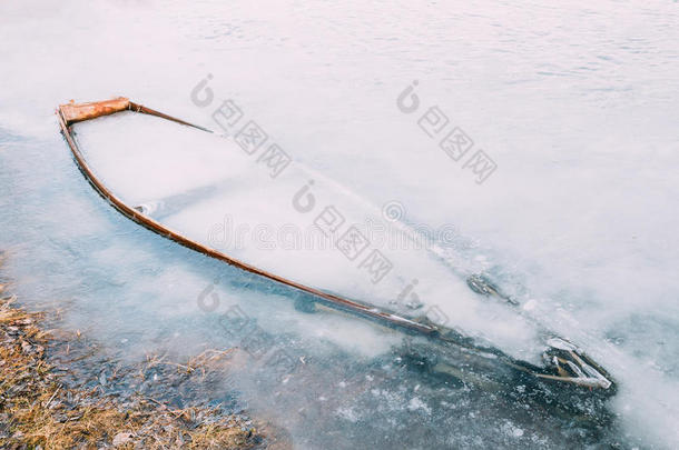 冻结成冰的河流，湖泊，池塘旧木船。 抛弃
